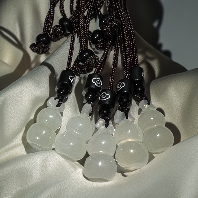 蛇纹石玉发一个葫芦吊坠