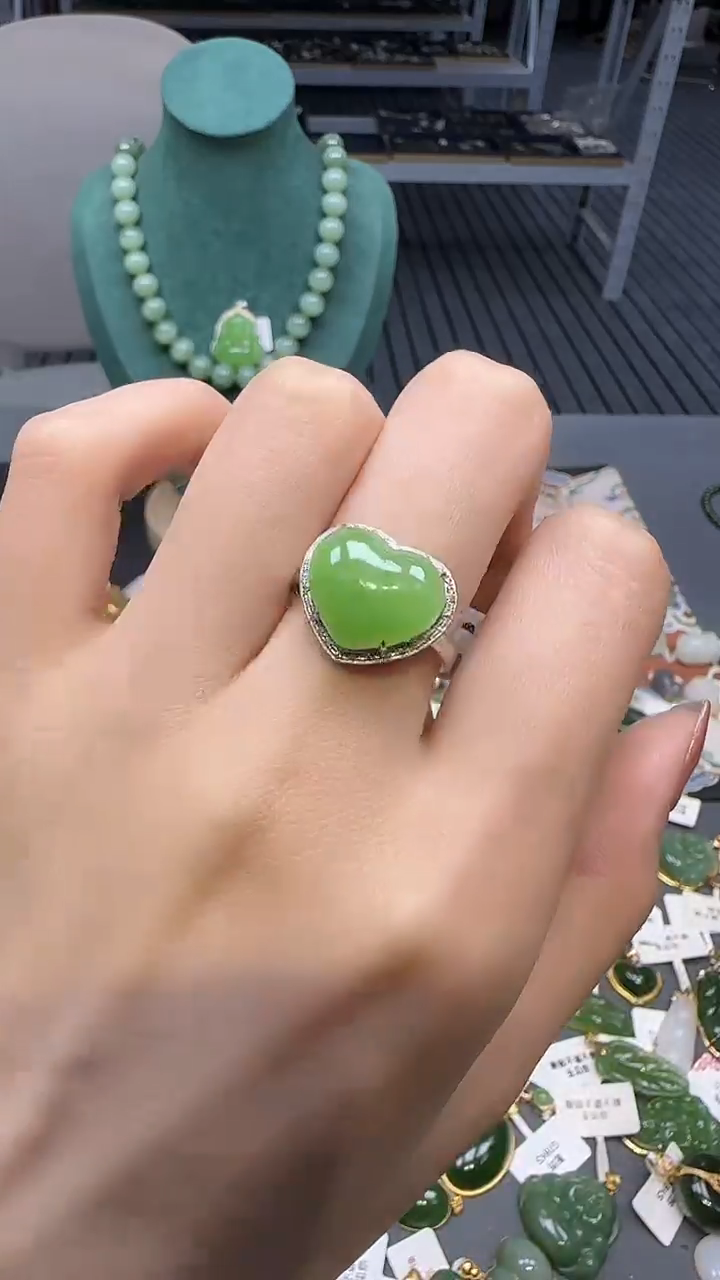 18K金镶嵌戒指和田玉1