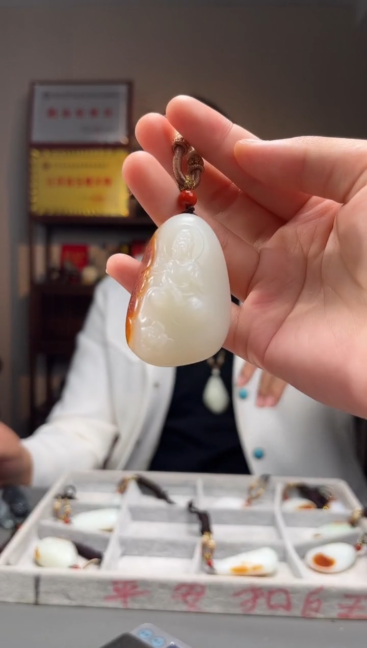 颈饰未镶嵌和田玉吊坠