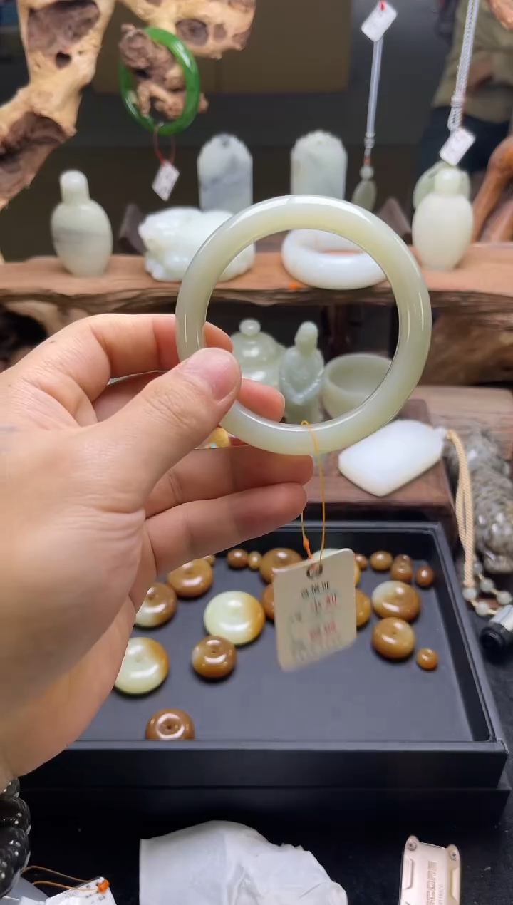 【闪购商品】和田玉手镯未镶嵌且末青白 58圈S 9006683