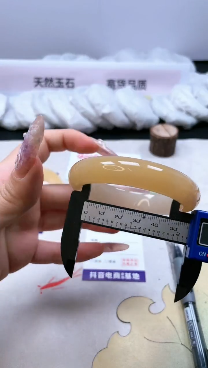 【闪购商品】石英质玉手镯未镶嵌169/55.6