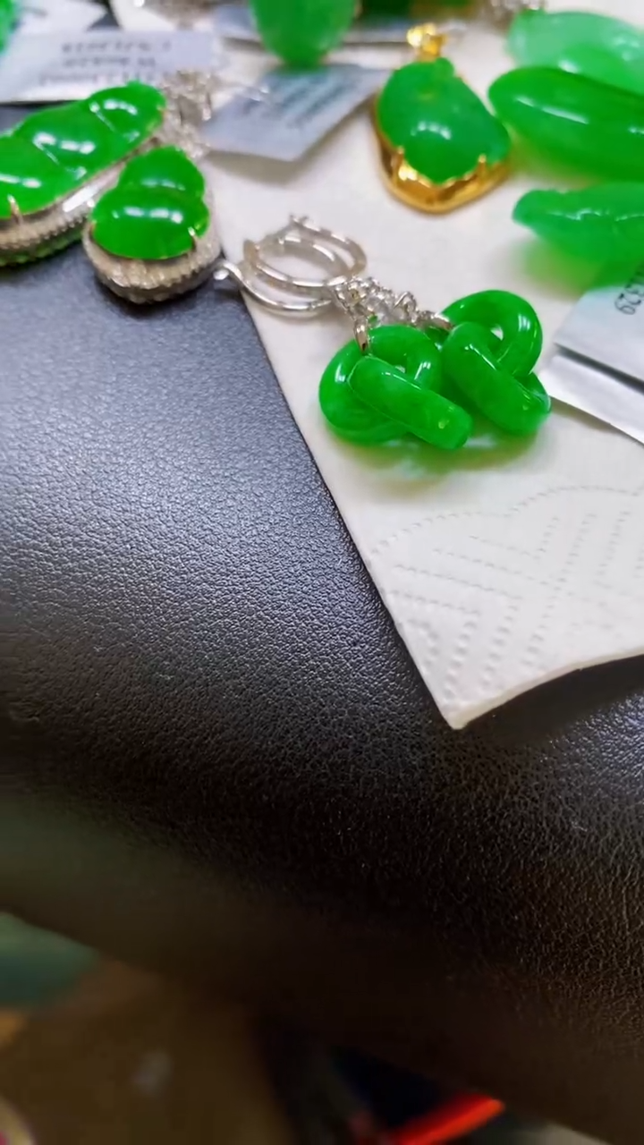 颈饰18K金镶嵌翡翠耳饰