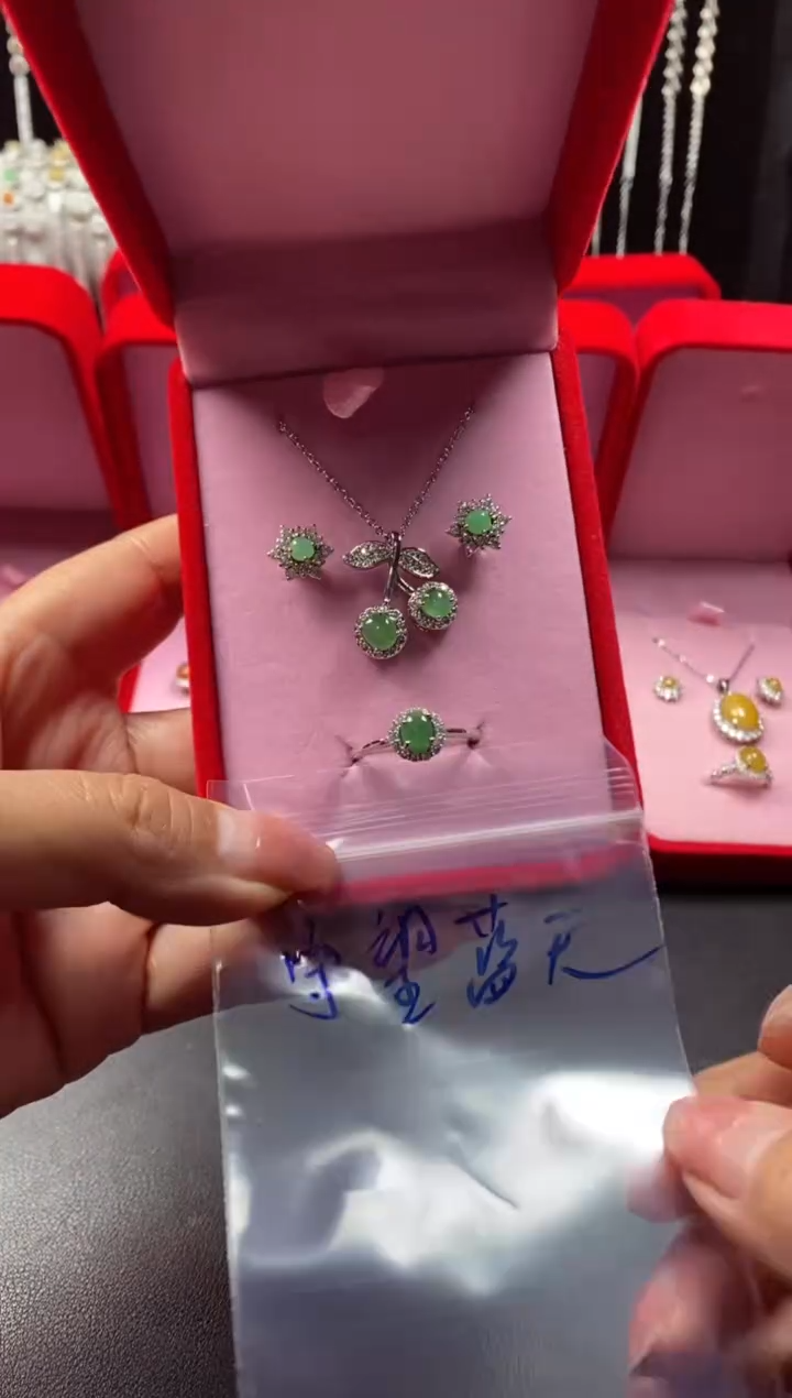 未镶嵌戒指翡翠守**天翡翠吊坠