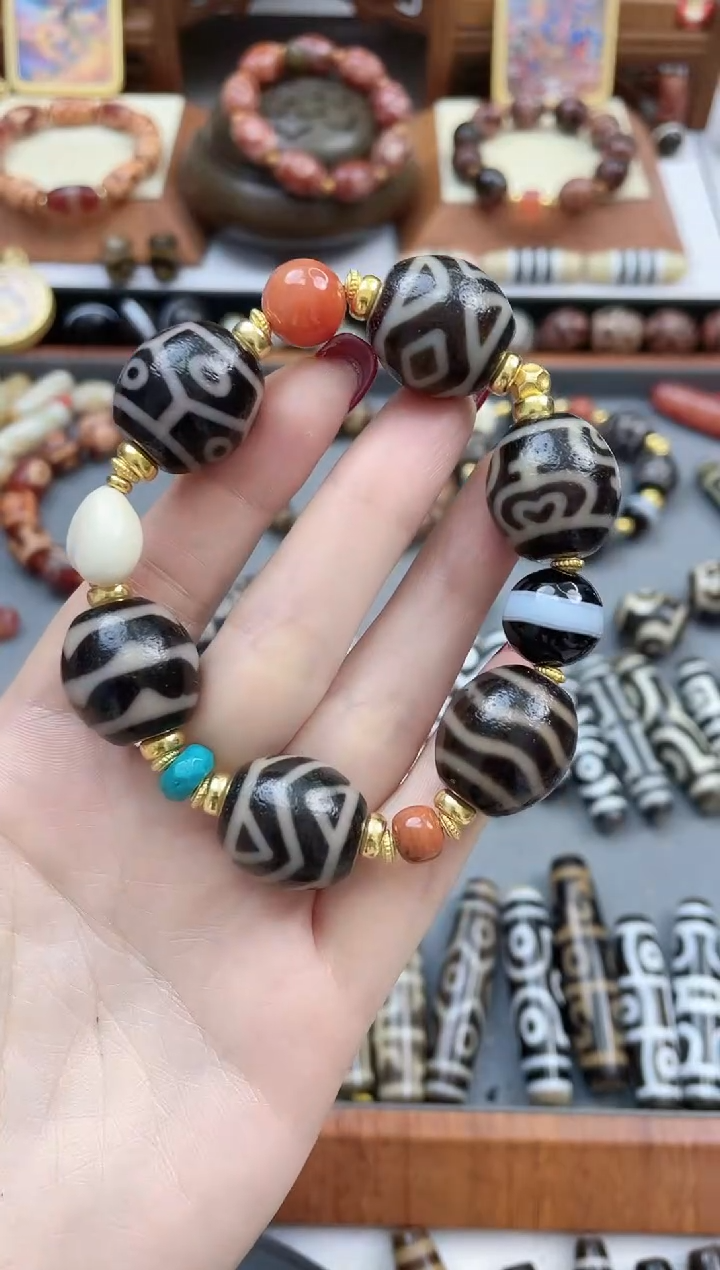 【闪购商品】玛瑙/玉髓手串未镶嵌黑金达洛手串随机图腾