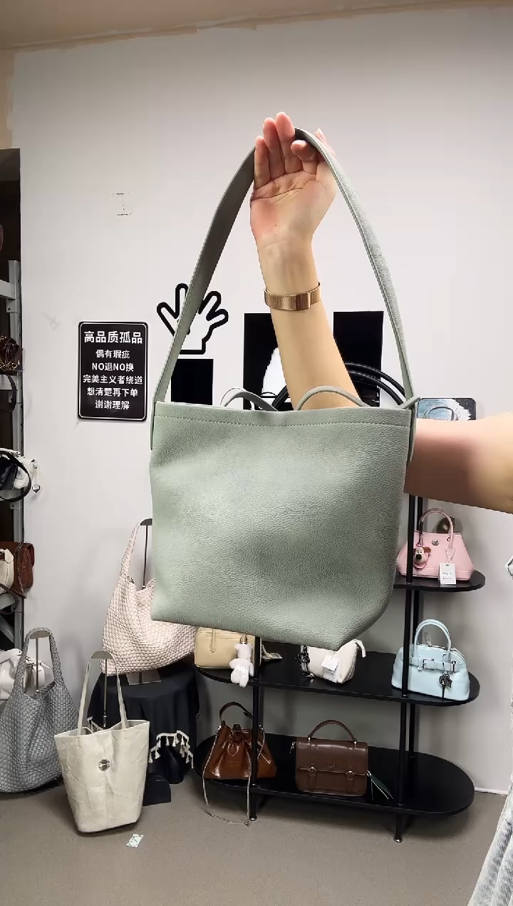 小牛皮（革）彩汐小众女包编号：159