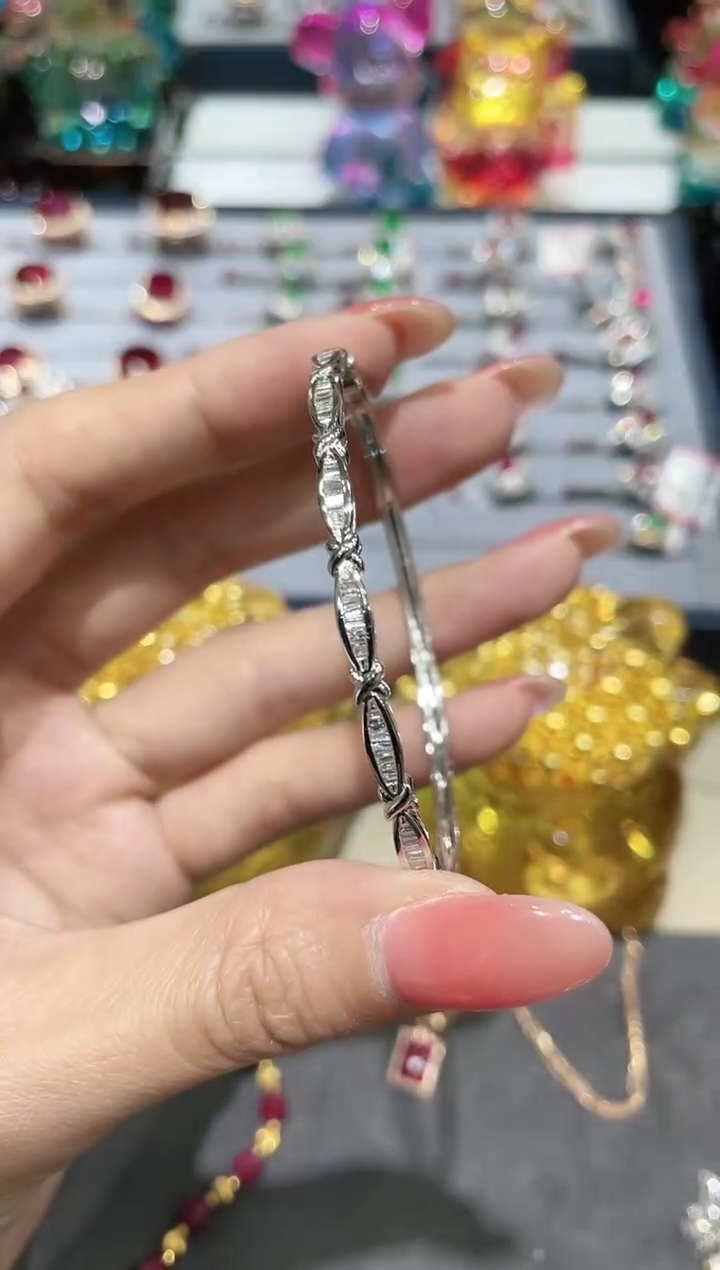 手镯18K金镶嵌钻石手镯