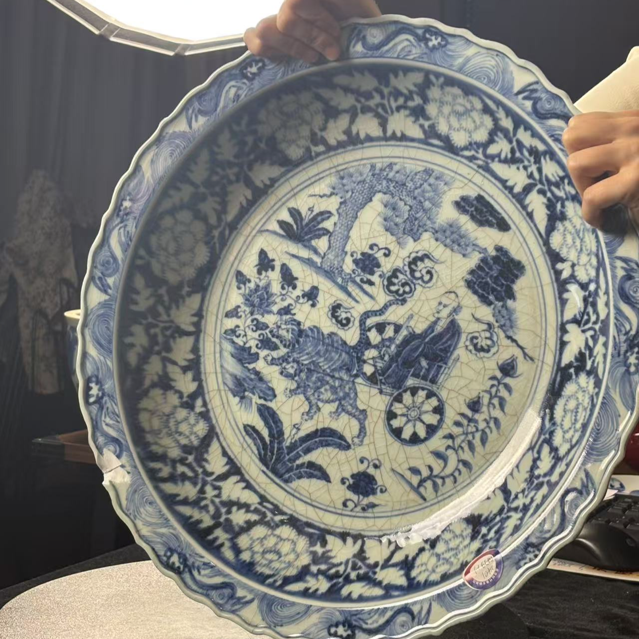 明代早期 青花缠枝花卉人物故事折沿花口盘