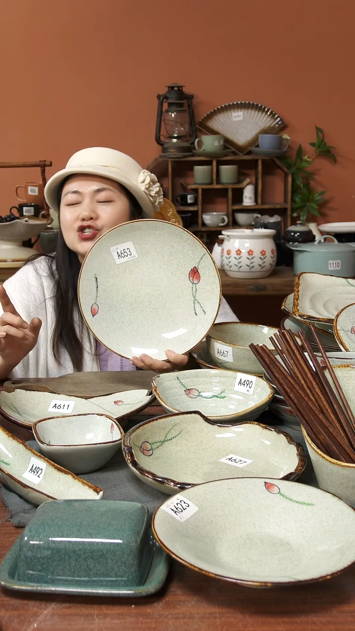 陶瓷A653 一只手绘荷花黑点背部螺纹圆盘可能微瑕25*4