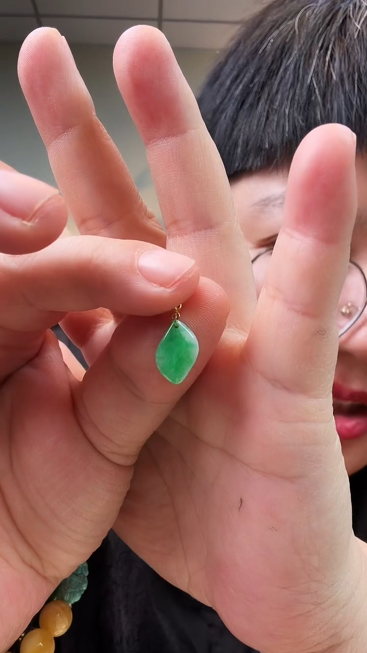 颈饰18K金镶嵌翡翠吊坠