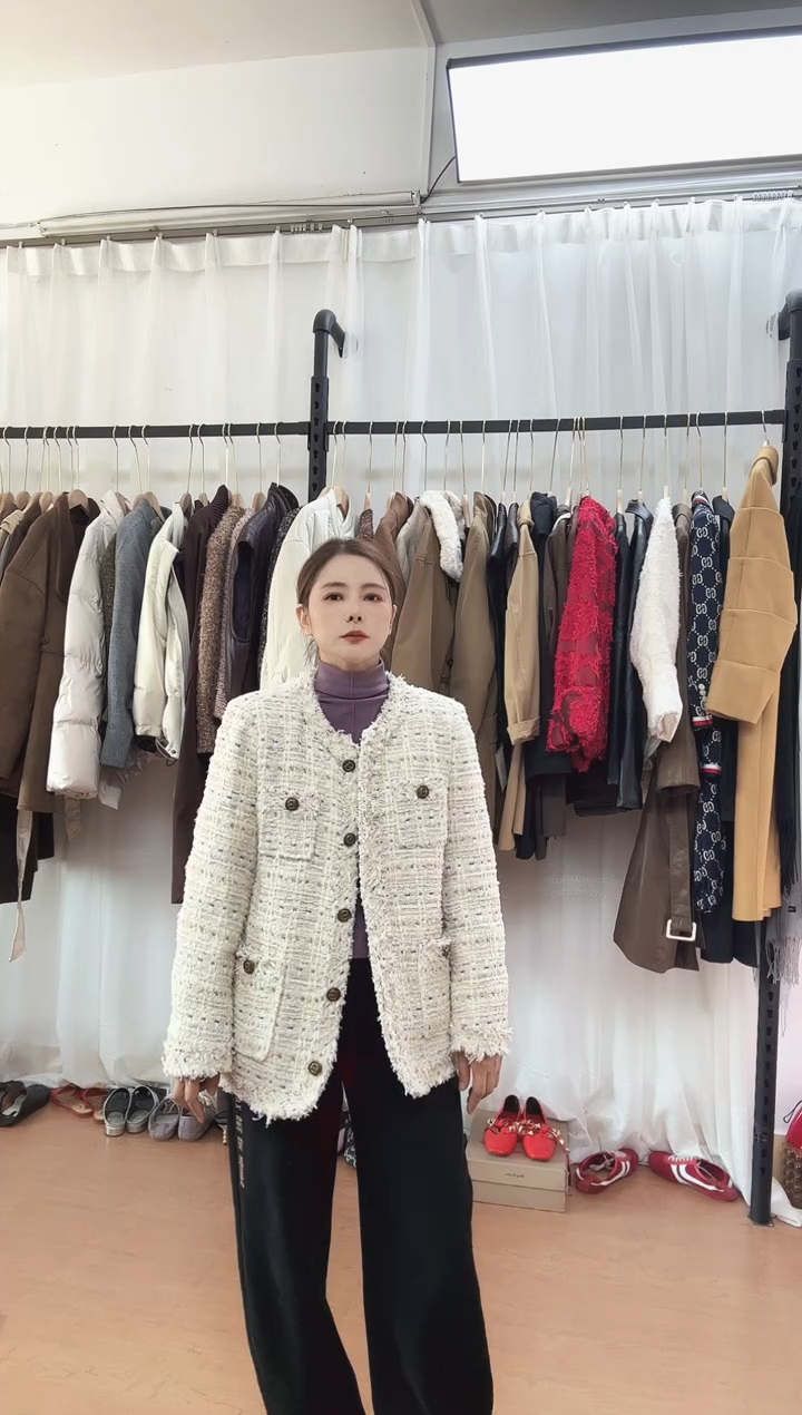 小***)白色小香中款羽绒外套