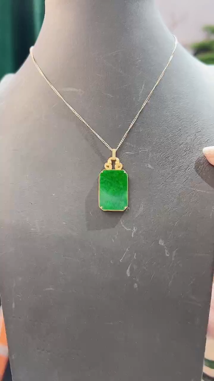 颈饰18K金镶嵌翡翠88888888
