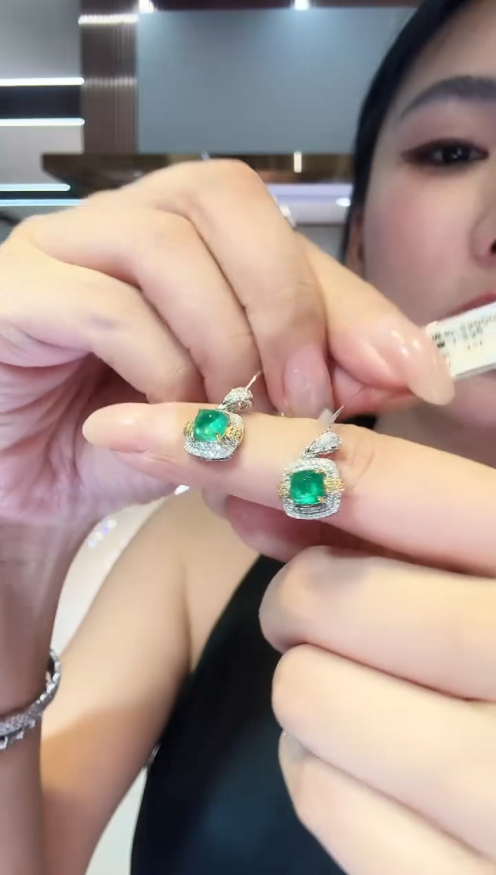 18K金镶嵌吊坠（不含链）祖母绿糖塔多样性发其一