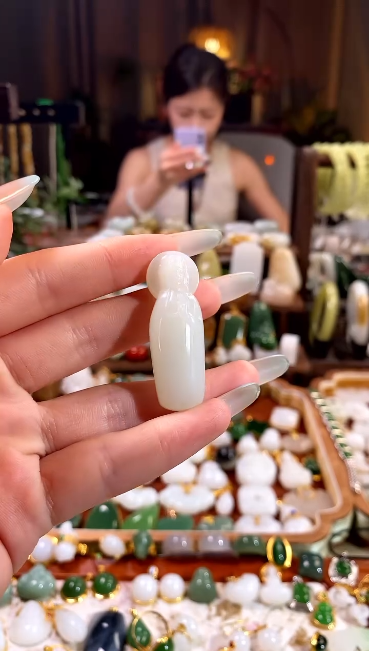 和田玉未镶嵌吊坠(赠链).