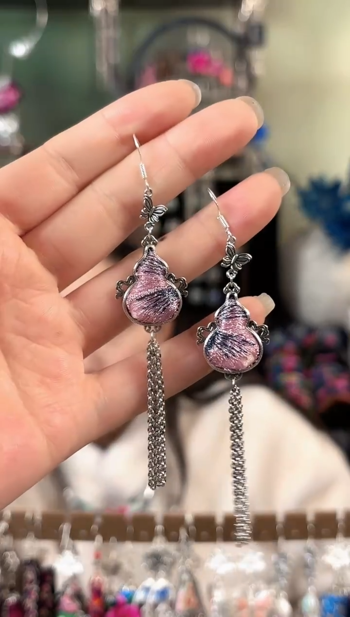 彩云南阁非遗老绣苗银饰品520