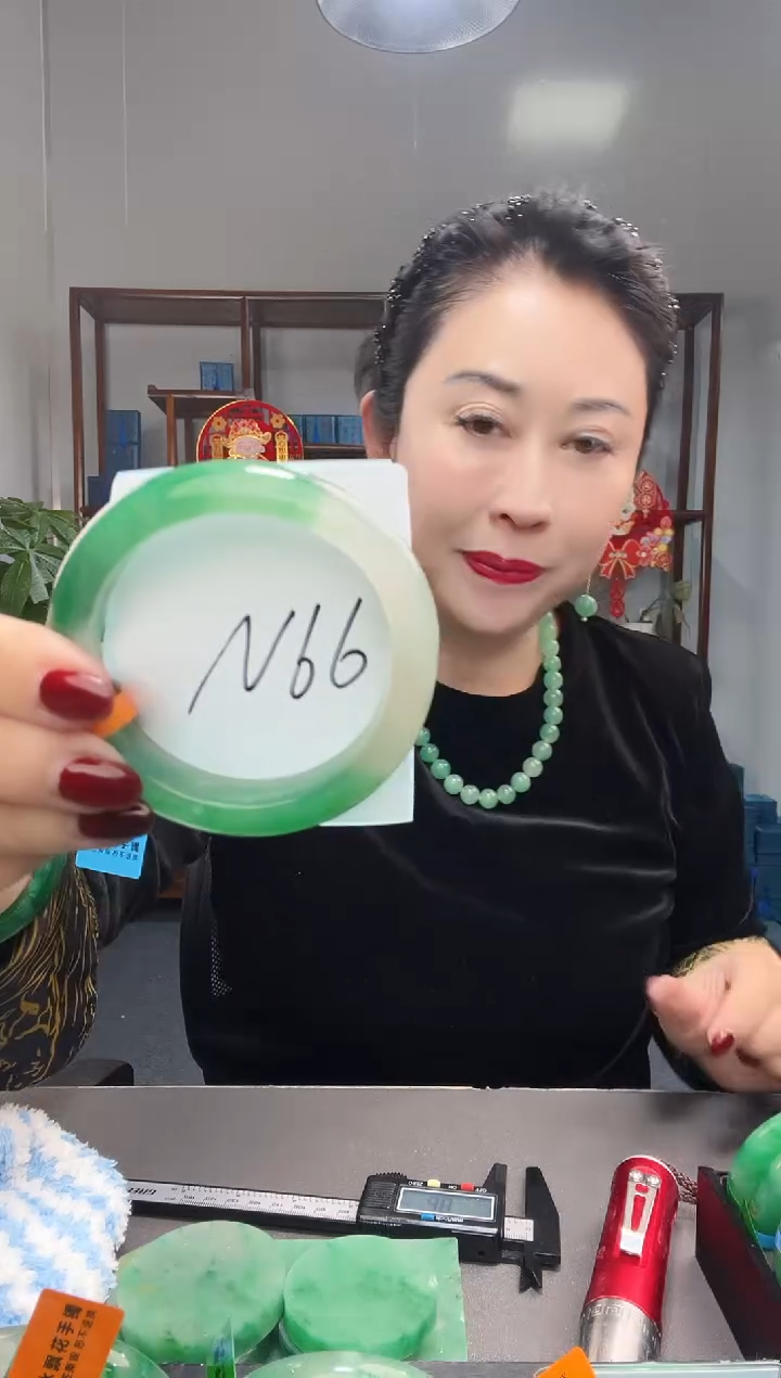 【闪购商品】石英质玉手镯未镶嵌非洲翠