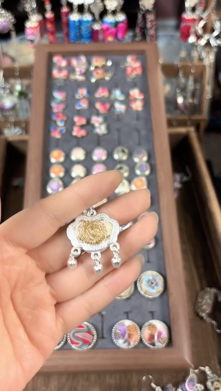 彩云南阁非遗老绣饰品912*