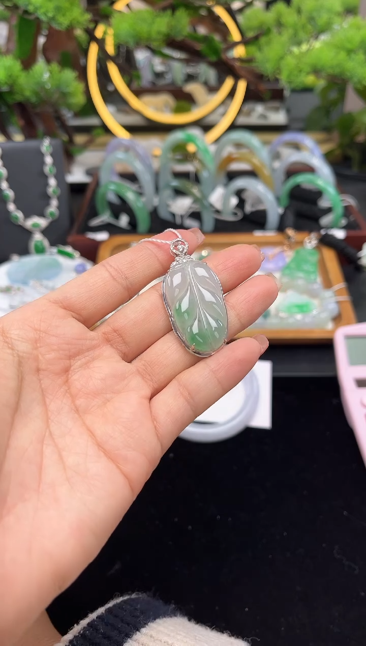 颈饰18K金镶嵌翡翠吊坠