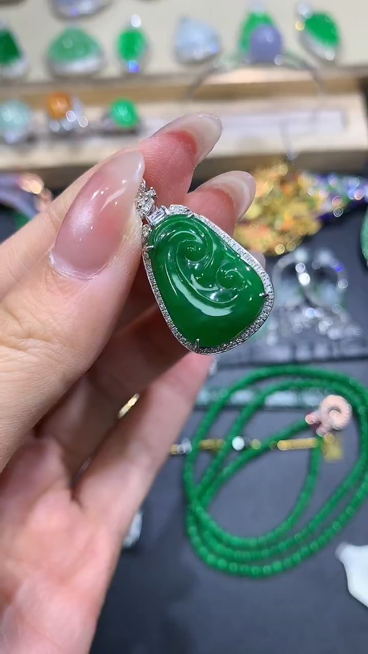 【闪购商品】翡翠吊坠(不含链)18K金镶嵌91团购