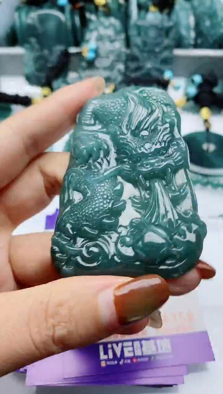 颈饰未镶嵌翡翠              