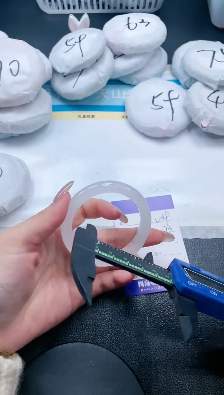 【闪购商品】石英质玉手镯未镶嵌26V39-54