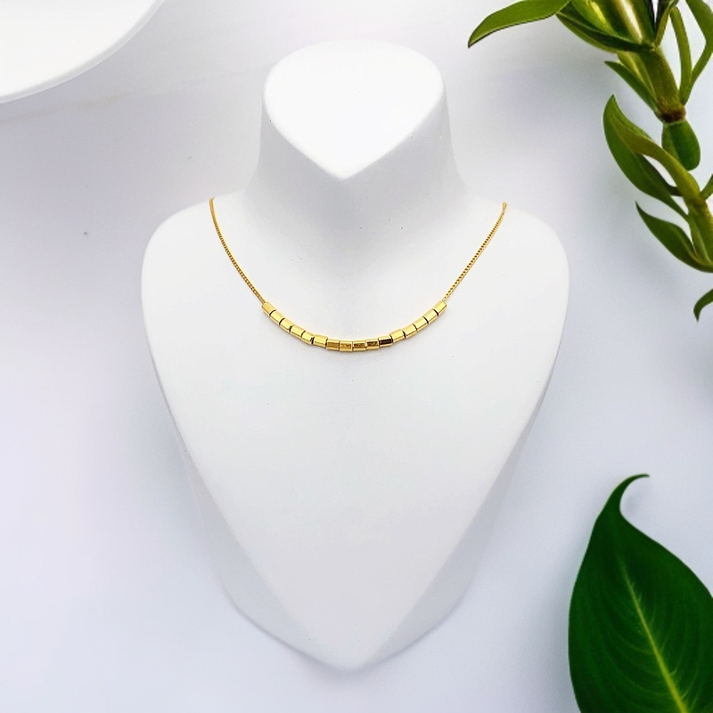 足金999 方管微笑套链，它轻轻环绕颈间，如同你的微笑，温暖而迷人。