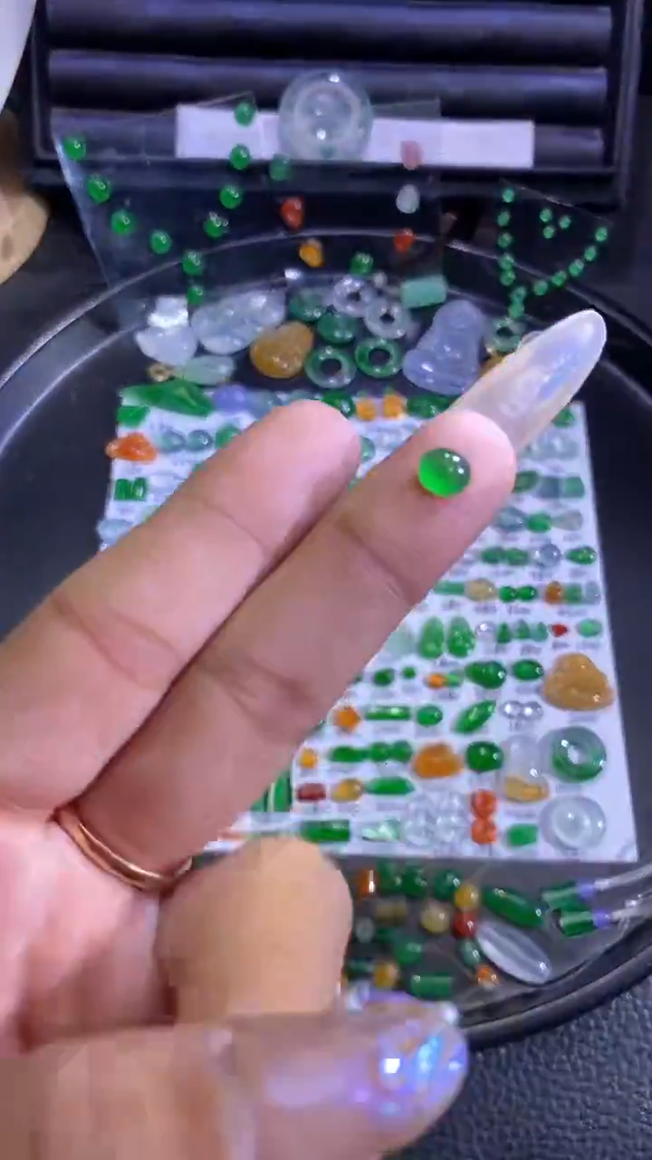 未镶嵌挂件翡翠蛋面