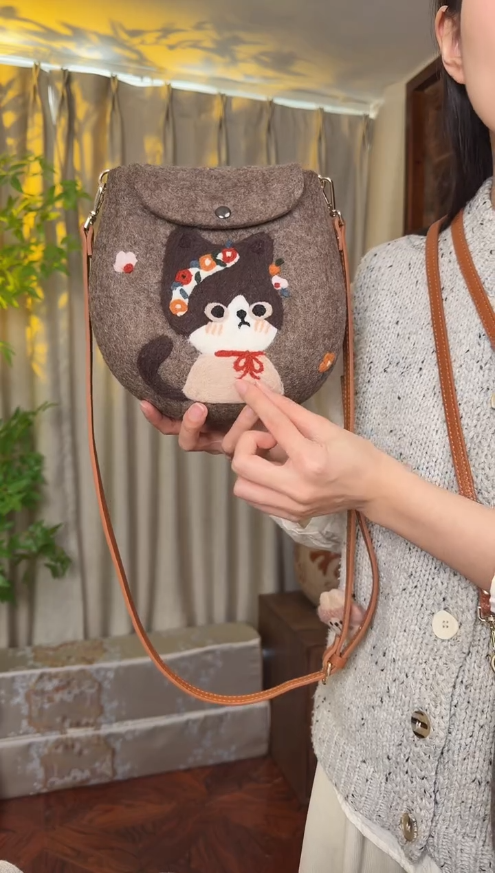 羊毛非遗羊毛毡包 蛋蛋包花环猫咪