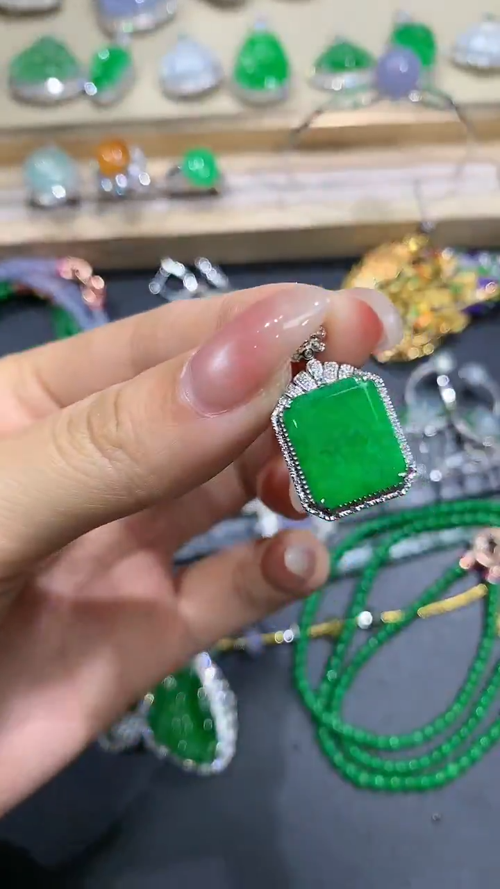 【闪购商品】翡翠吊坠(不含链)18K金镶嵌51团购