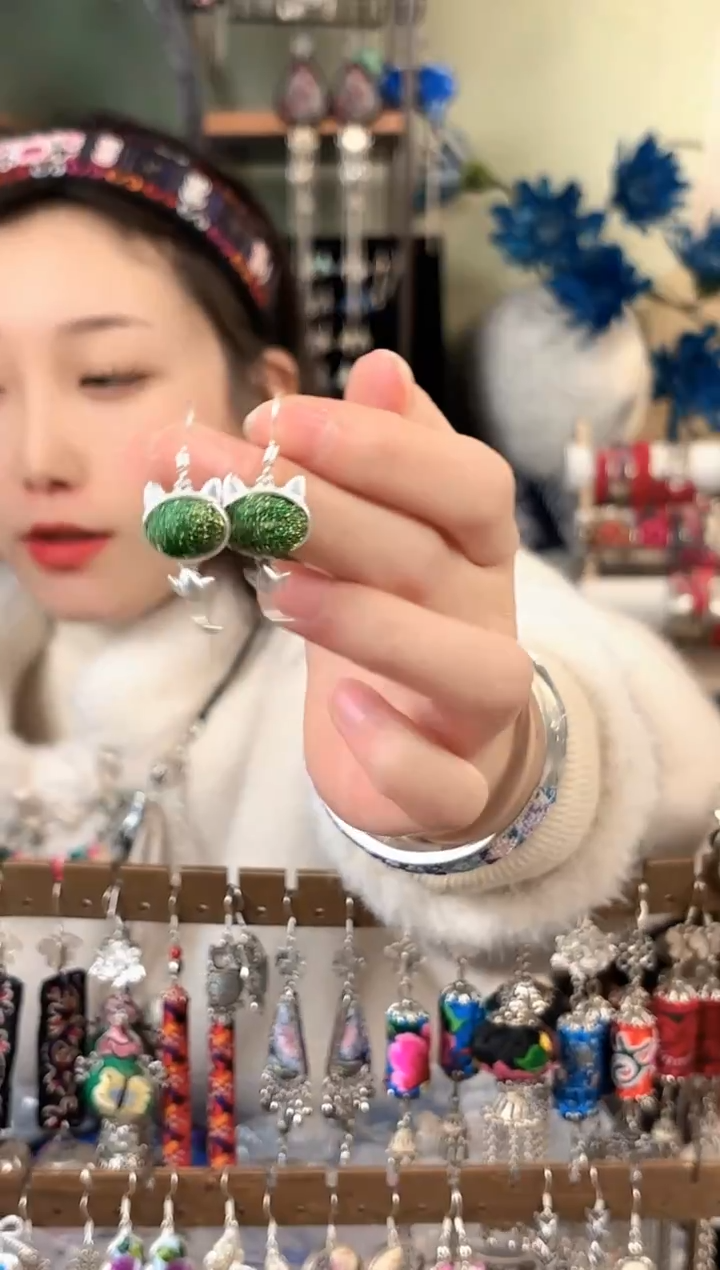 彩云南阁非遗老绣饰品522