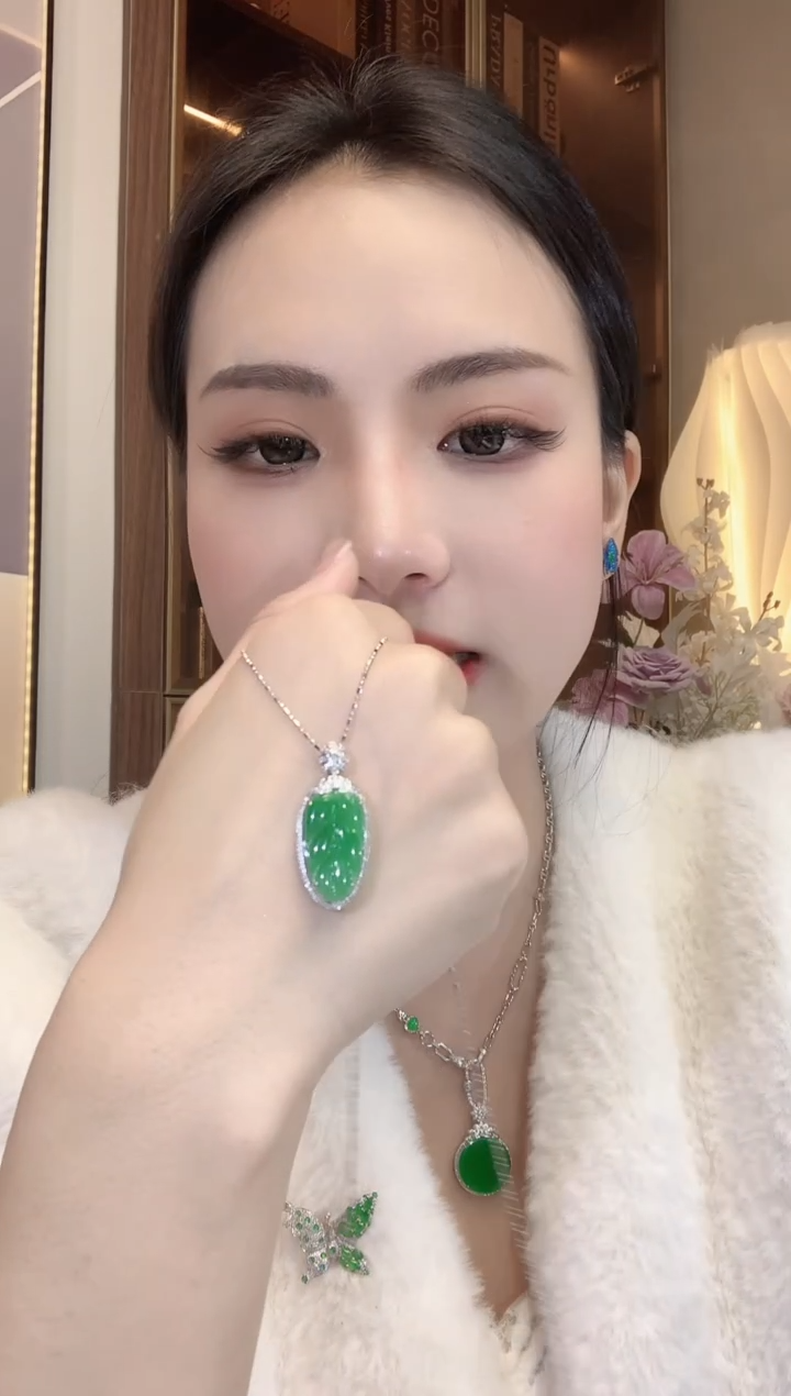 【闪购商品】翡翠吊坠(不含链)18K金镶嵌A35