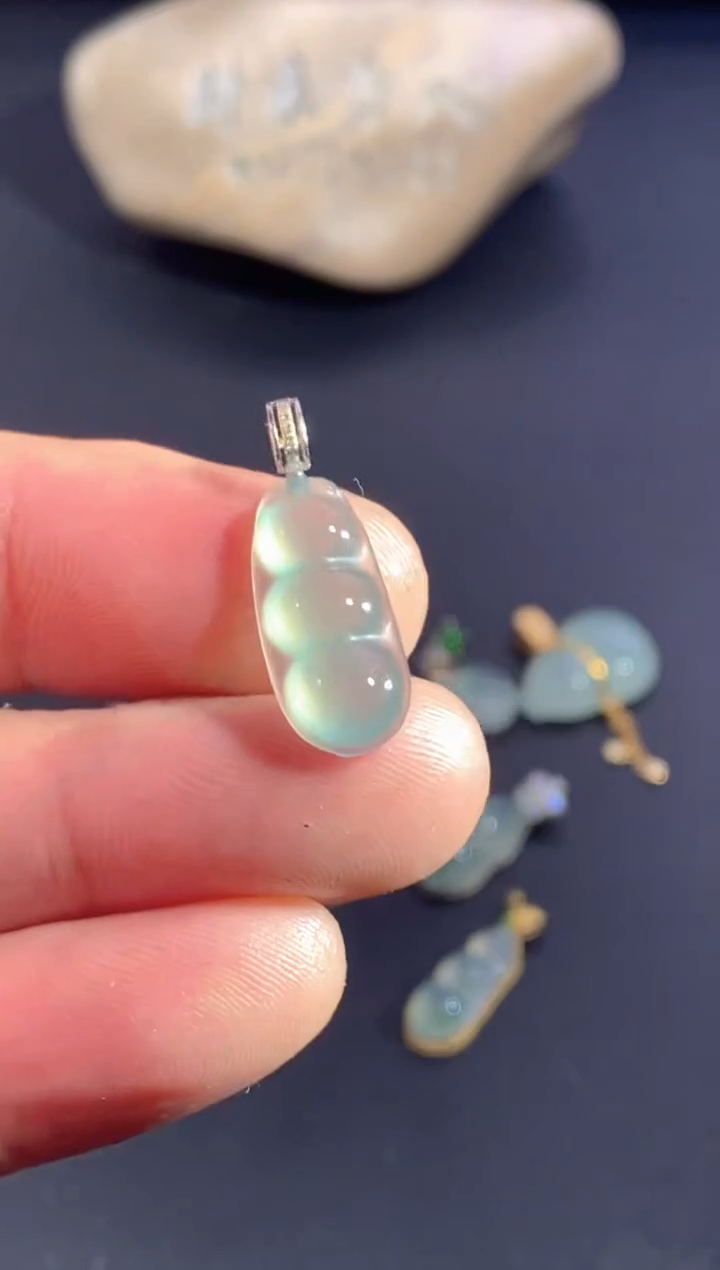 颈饰18K金镶嵌翡翠       