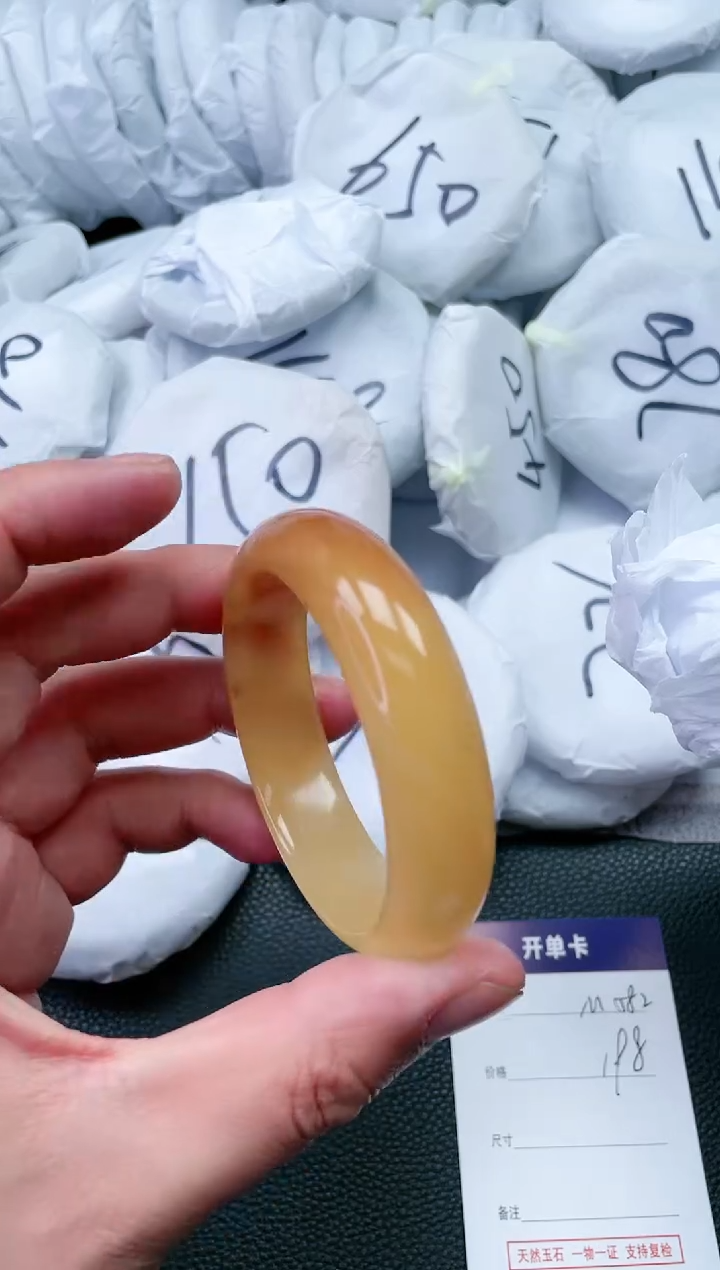 【闪购商品】石英质玉手镯未镶嵌M582