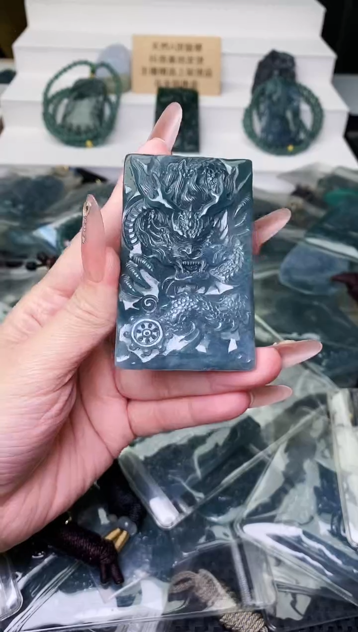 颈饰未镶嵌翡翠 