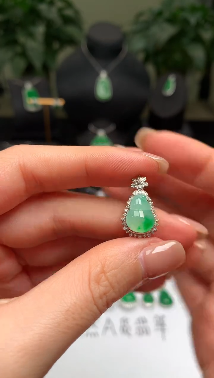 颈饰18K金镶嵌翡翠葫芦