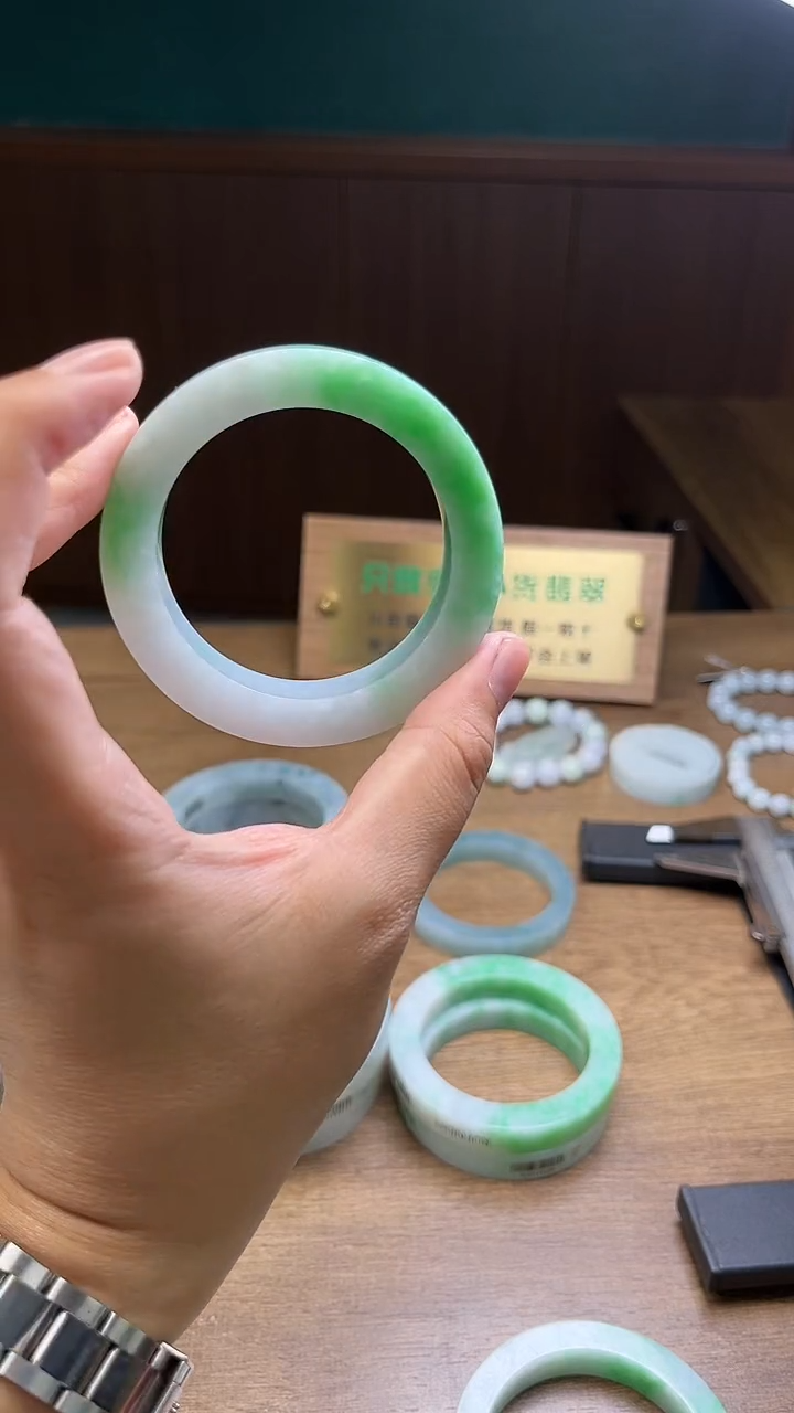 未镶嵌手镯定制翡翠太****?定制