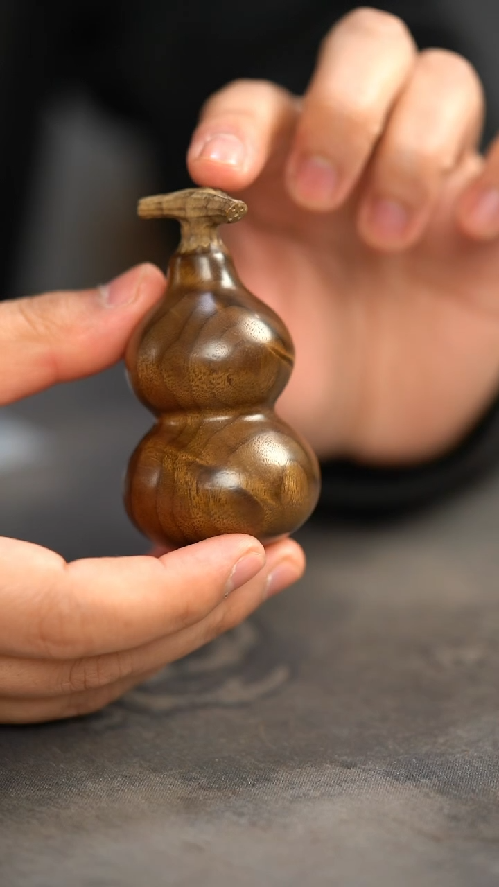 【闪购商品】金丝楠木雕390号阴沉料满花纹手工葫芦把玩
