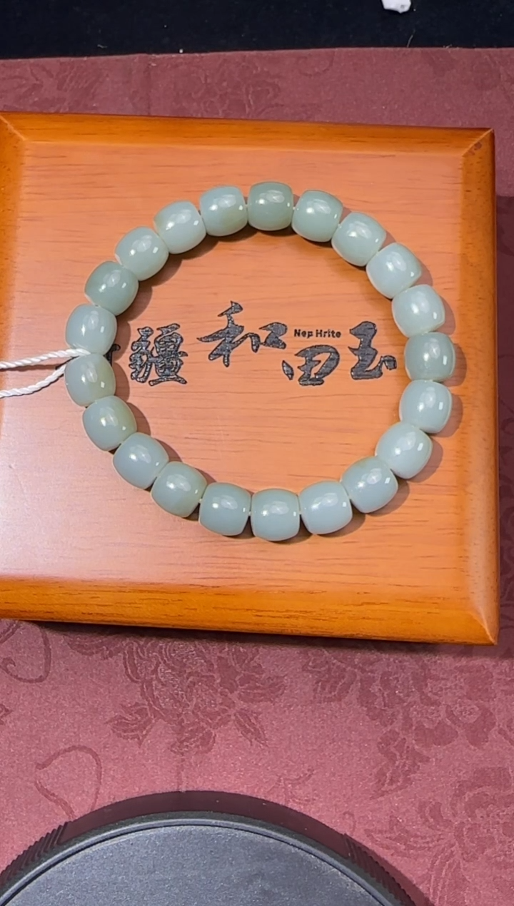 吊坠(不含链)未镶嵌和田玉秋**！且末近矿青白微色差卡10直切手串