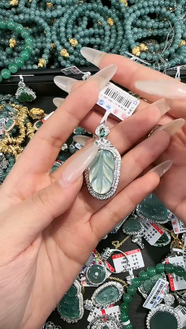 【闪购商品】翡翠吊坠(赠链)未镶嵌天然翡翠A货