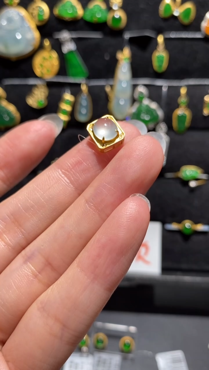 【闪购商品】翡翠颈饰18K金镶嵌吊坠