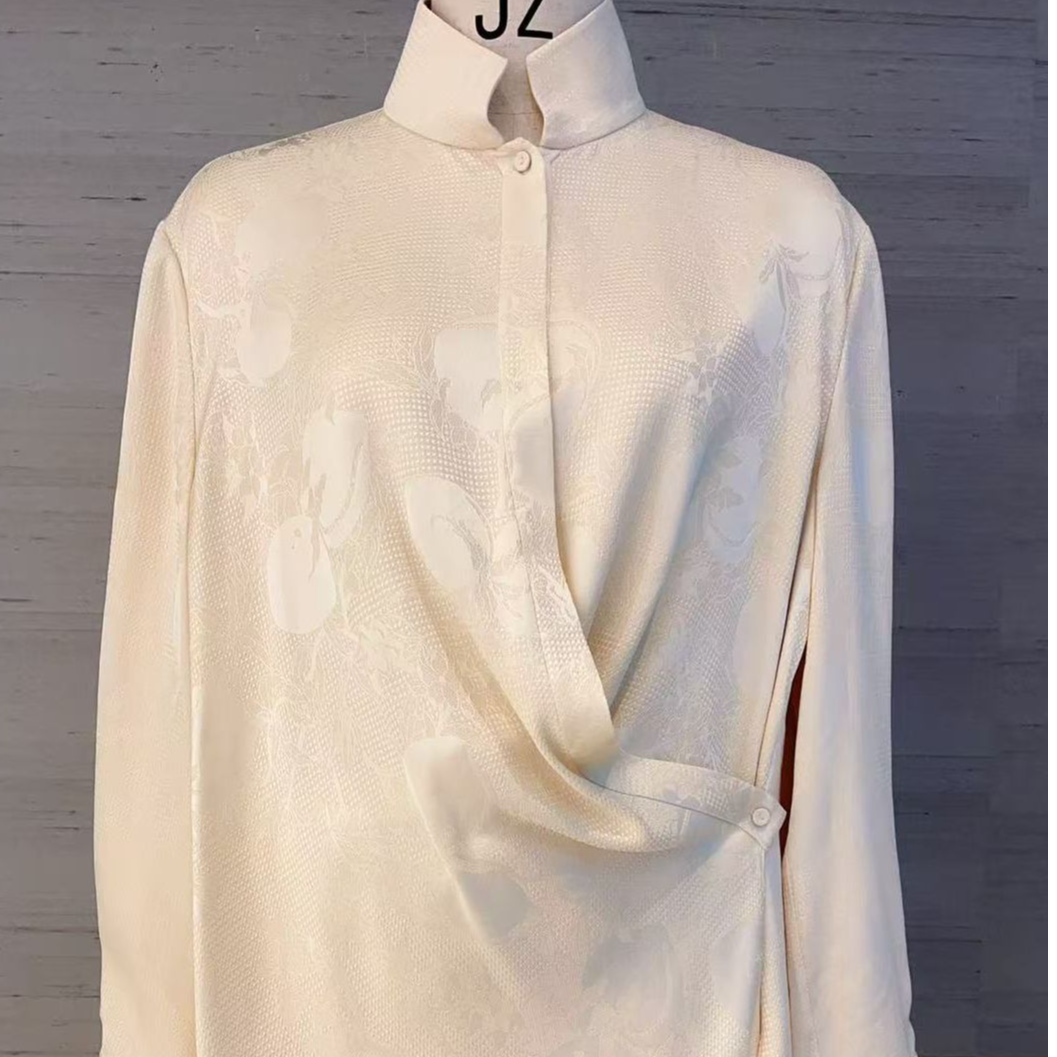 【张羽推荐】LAMAISONJADE 玉琼26春米色丝毛提花立领造型感小衫