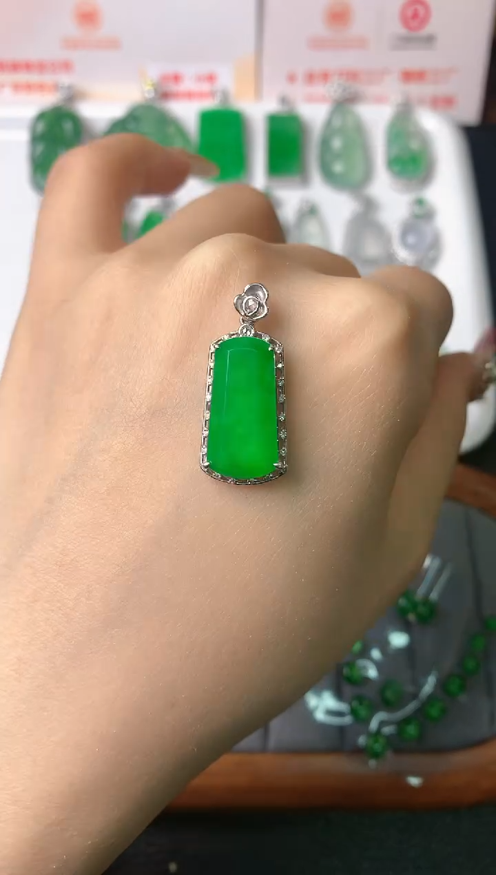 【闪购商品】翡翠颈饰18K金镶嵌吊坠