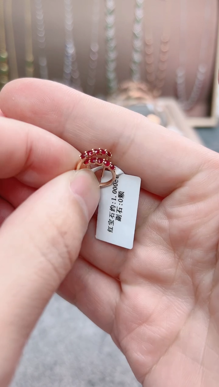 【闪购商品】红宝石耳扣18K金镶嵌。