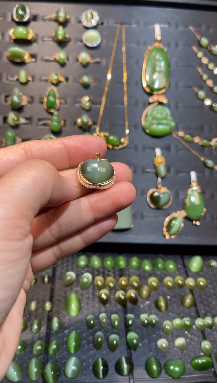 【闪购商品】和田玉碧玉猫眼苹果吊坠18K金镶嵌多样性发一