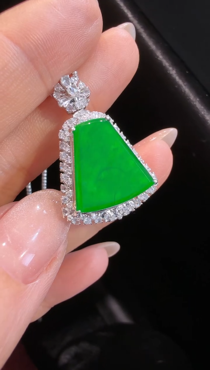 【闪购商品】翡翠颈饰18K金镶嵌吊坠