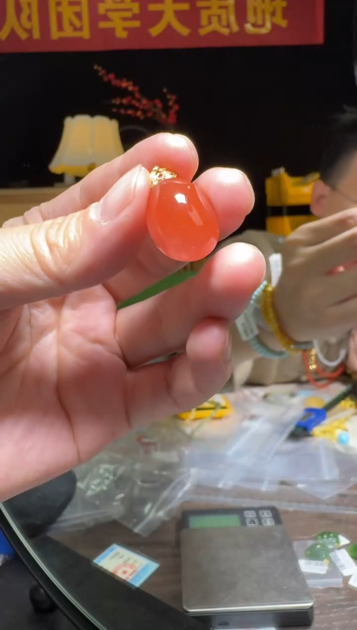 【闪购商品】南红玛瑙吊坠18K金镶嵌保山冰红南红玛瑙蛋形吊坠