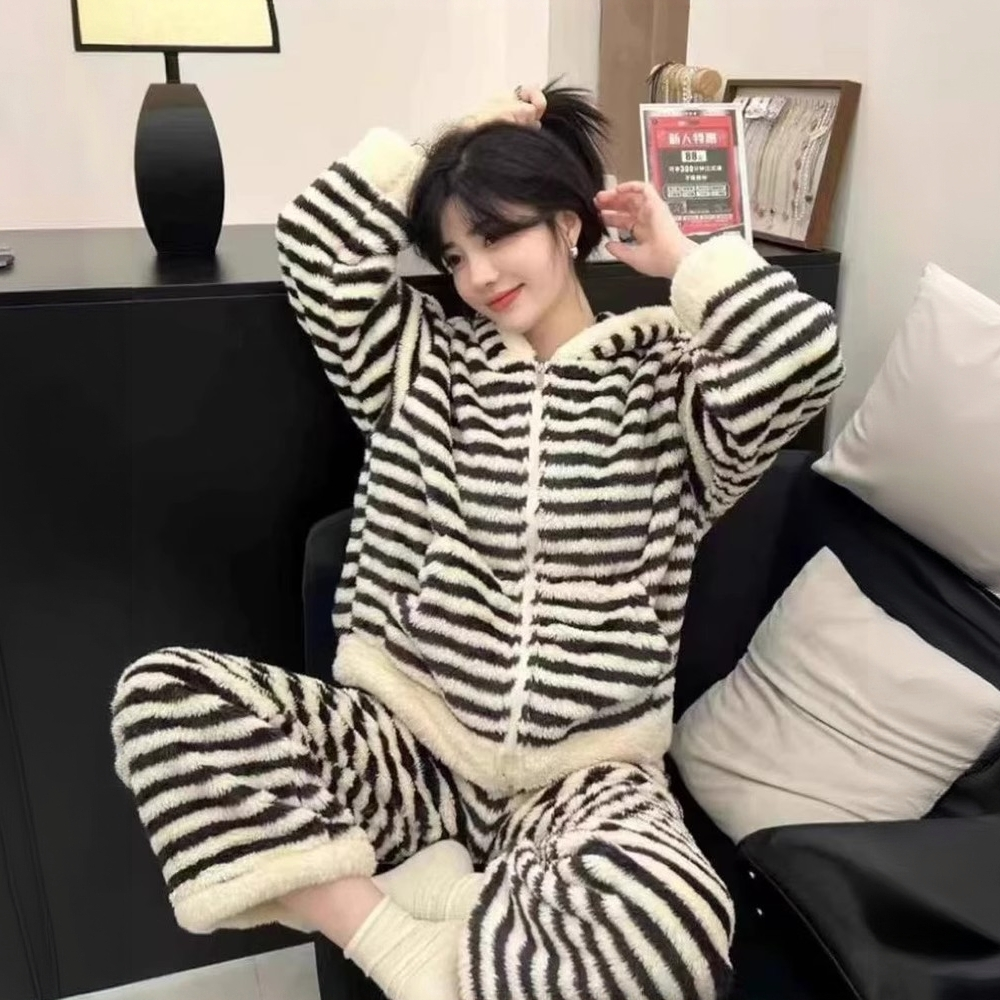 慵懒珊瑚绒条纹连帽家居服套装女2025秋冬新款加厚宽松休闲两件套