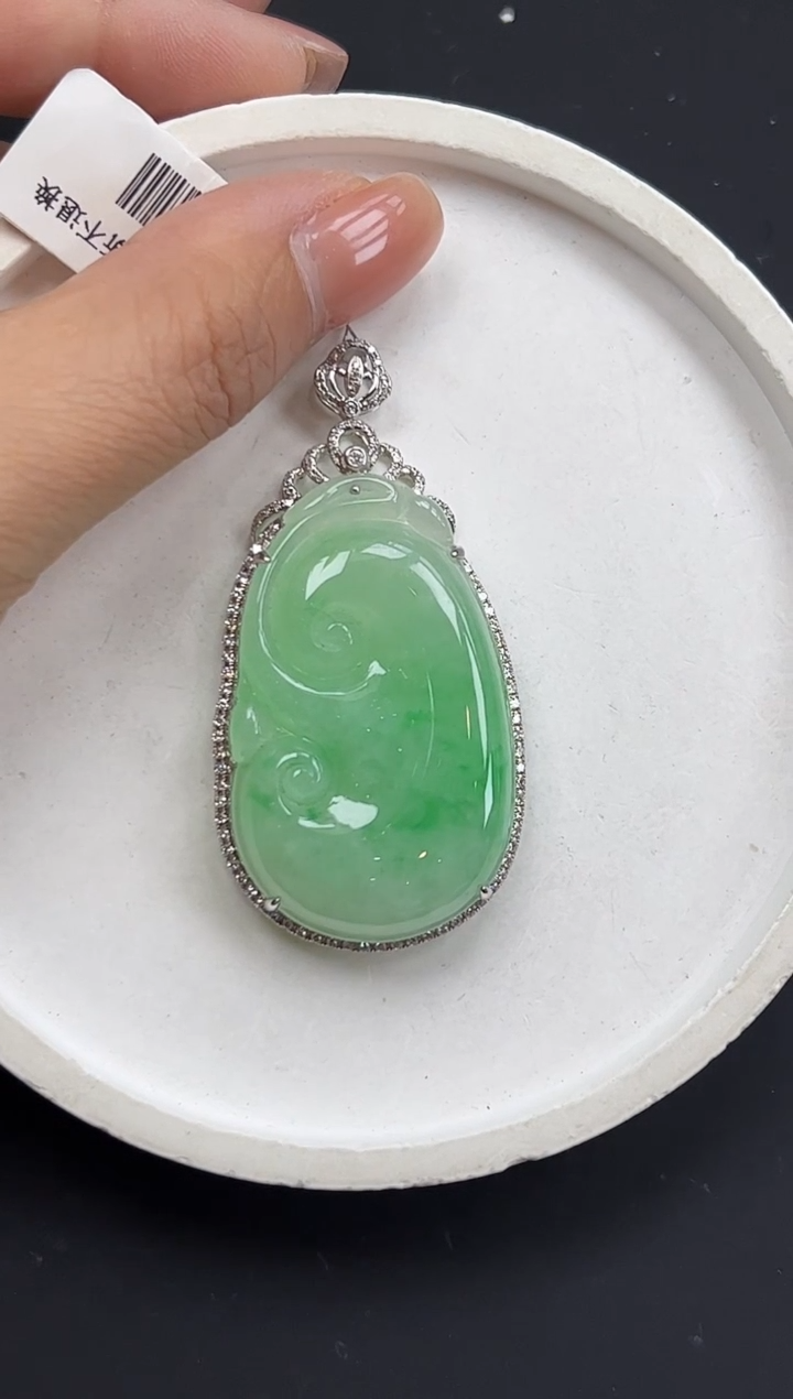 翡翠18K金镶嵌颈饰如意