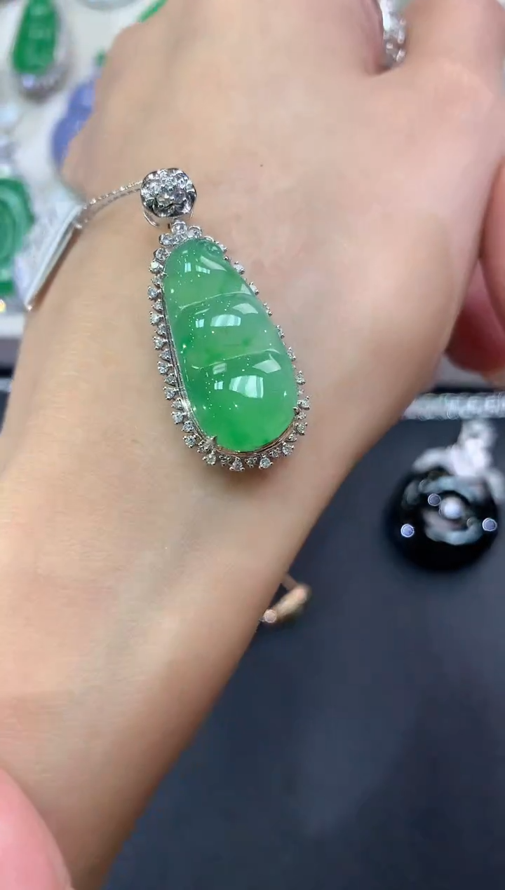 【闪购商品】翡翠吊坠(不含链)18K金镶嵌q56     