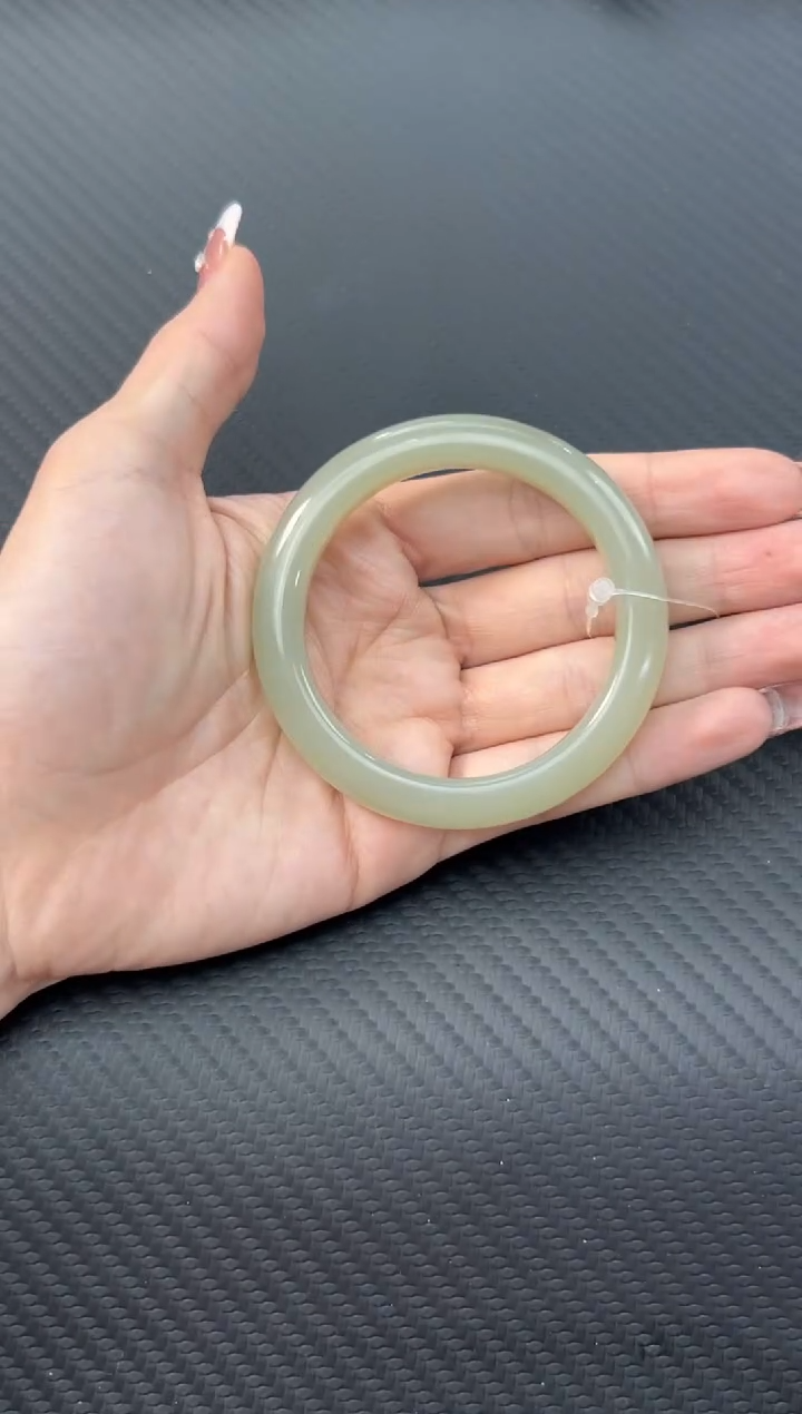 【闪购商品】和田玉手镯未镶嵌且末微色差近矿52手镯