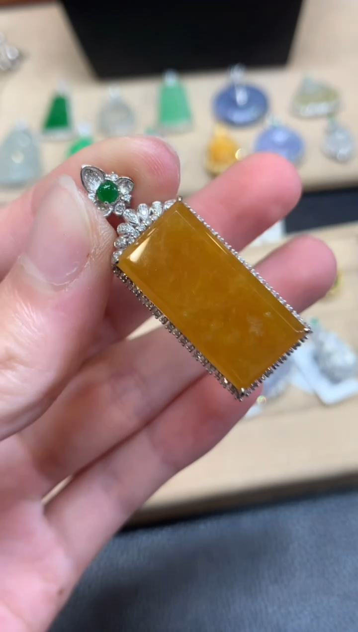 翡翠18K金镶嵌颈饰无事牌【无服务费】